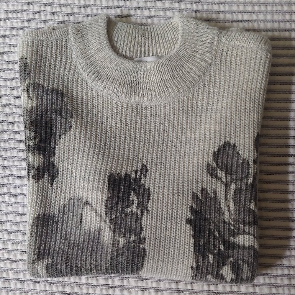 CHRISTOPHER & BANKS Lightweight Knit Sweater Light Gray Floral Size M